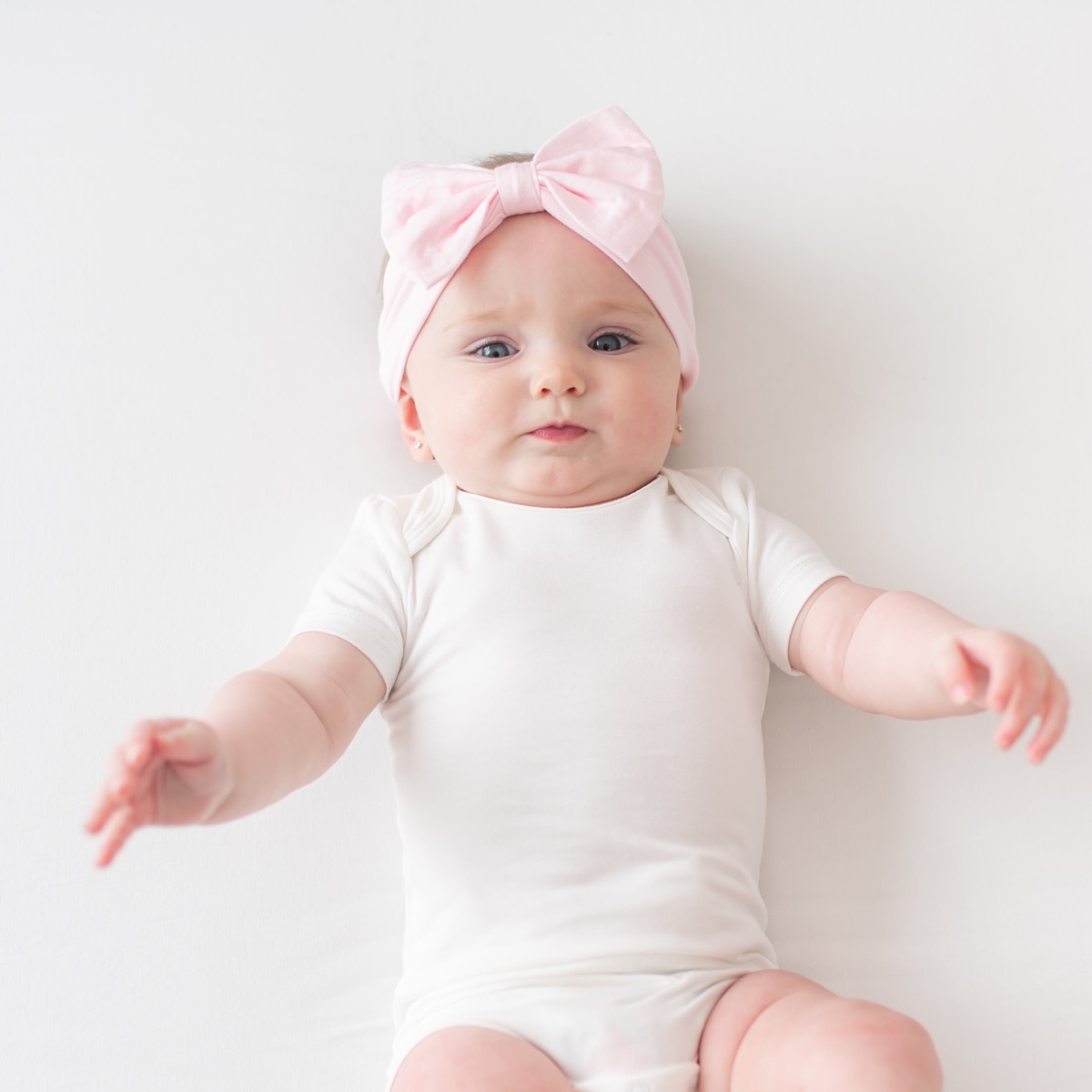 Kyte Baby Bow Headband, color Sakura (bambú)