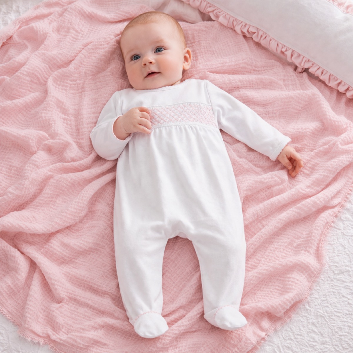 Magnolia Baby Essentials Smocked Footie, blanco con ribete rosa (pima)