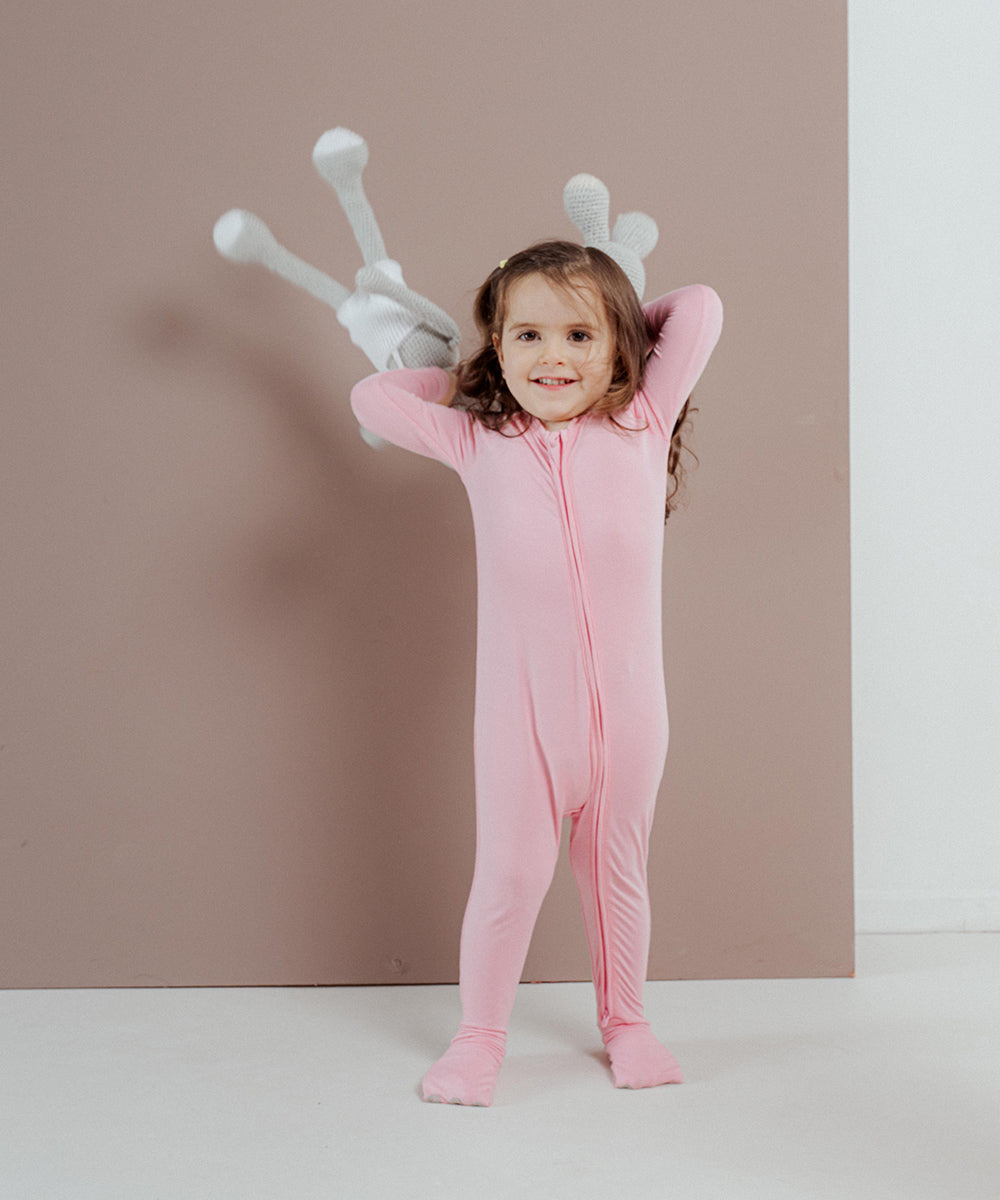 Tot and Posh Romper de bambú con pie antideslizante, Rosa Chicle