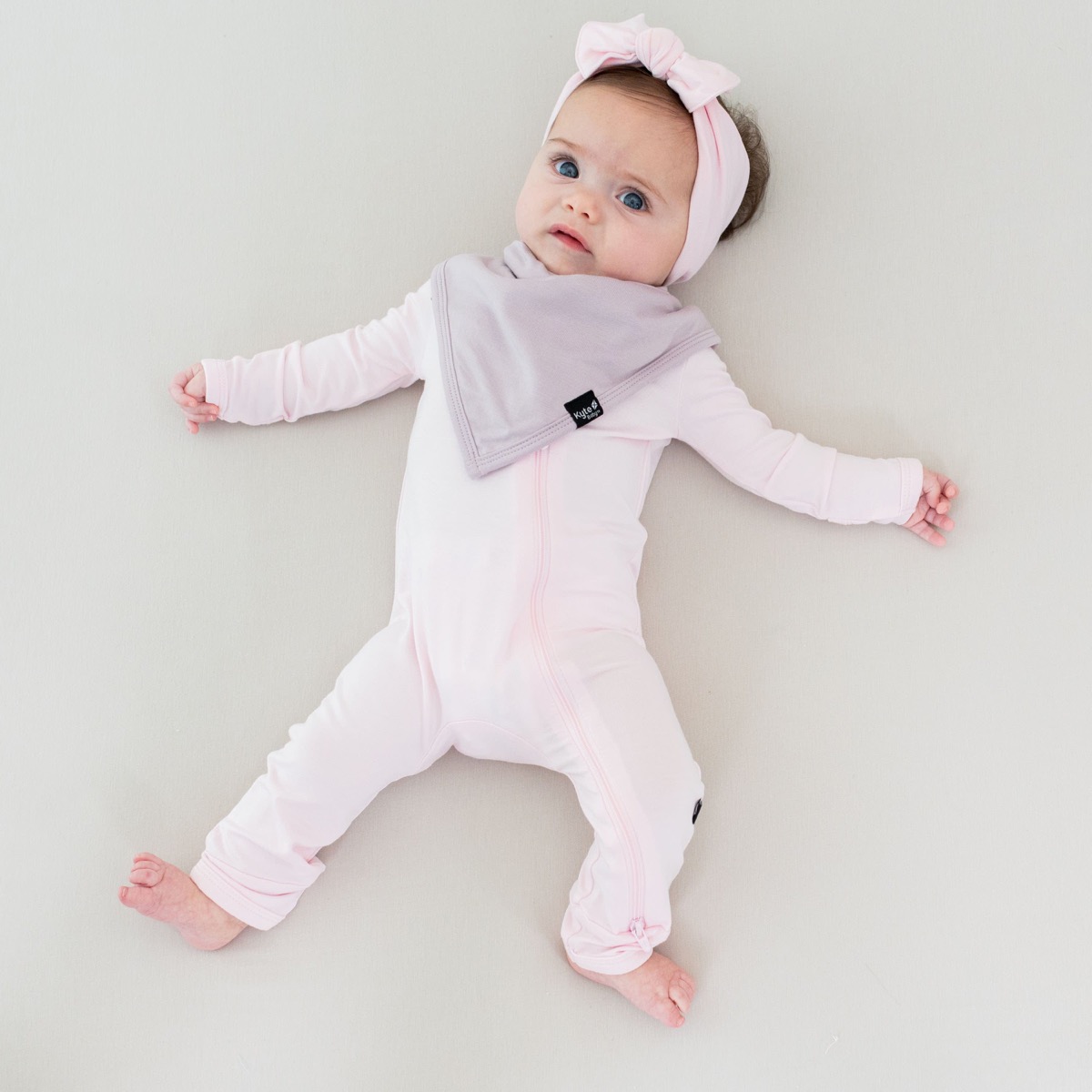 Kyte Baby Zippered Romper, color Sakura (bambú)