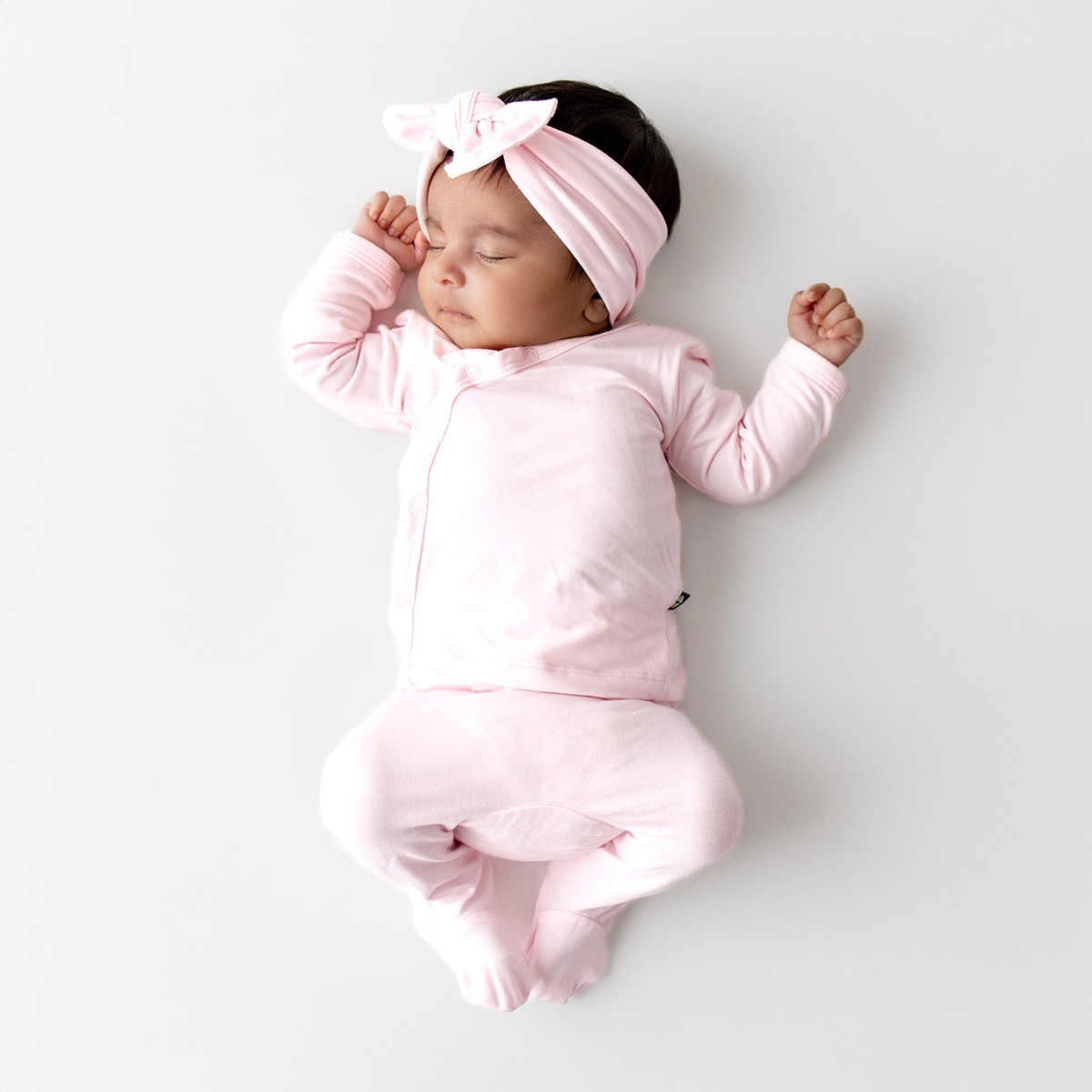 Kyte Baby Take Me Home Set with Bow, color Sakura (kimono + pantalón con pie + moño)